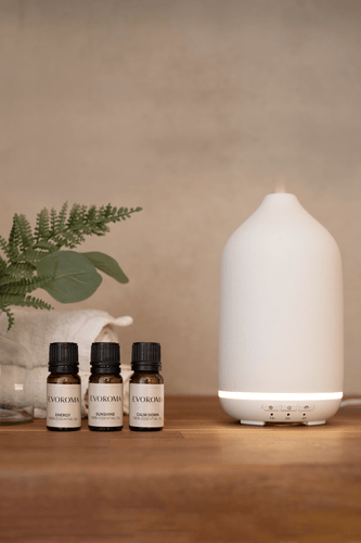 Vit diffuser för eterisk olja som ger en god doft i hemmet.